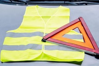 Cestujete na dovolenou autem? Pozor na složení povinné výbavy v sousedních státech!