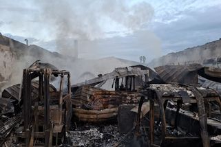 Obří požár haly na Olomoucku se konečně podařilo uhasit. Škoda je 19 milionů - Novinky