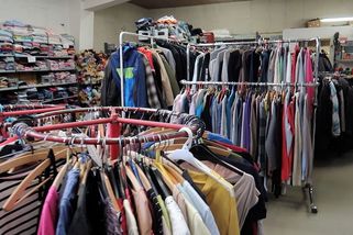 Plzeň ruší kontejnery na textil. Snad oblečení neskončí v popelnicích, doufají v charitě - Novinky