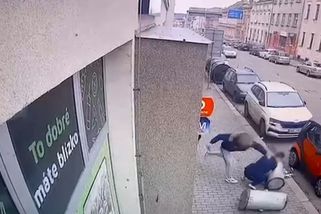 Brutální útok v obchodě v Písku: Muž ukradl chleba a vodku, majitele kopal na zemi do hlavy