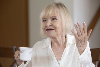 Macinka vyznamenal Evu Filipi. Česká diplomacie jí to prý dluží