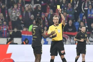 Ogbuova kosa. Ptáme se: měl slávistický stoper dostat v Plzni červenou?