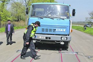 Celníci přestanou vážit kamiony - Novinky