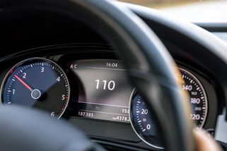 „Nevadí, že mám na tachometru víc.“ Překračuji rychlost a pokutu nedostanu - Médium.cz