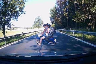 Dvojice na pionýru potupila na Vysočině policejní hlídku. Naše kamera byla u toho - Novinky