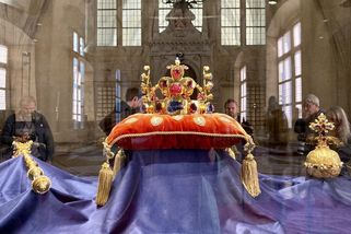 Výstava korunovačních klenotů na Pražském hradě začala. Co přesně uvidíte? - Seznam Zprávy