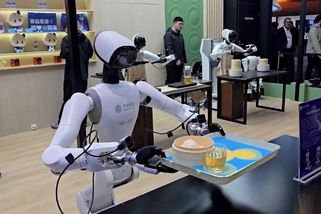 MWC 2026: Servírky se o práci bát nemusí, premiéra čínských robotů byla fiasko