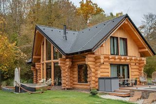 Buď srub, nebo nic. Sylva si postavila svůj vysněný dům