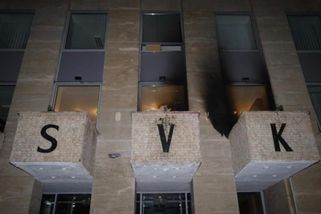 Policie obvinila muže, který hodil zapálené lahve na Ruský dům v Praze. Hrozí mu osm let za mřížemi