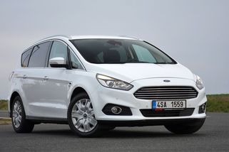 Ojetý Ford S-Max II dokazuje, že skvělé rodinné auto nemusí mít pod kapotou diesel. A proti VW Sharan výrazně ušetříte - Garáž.cz