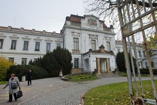 Vycházky patří k léčbě, uvedla nemocnice Bohnice k útěku vraha. Místní ale mají strach - Novinky