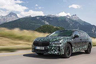 Za volantem nového superbu. O chystané vlajkové škodovce víme vše - Novinky