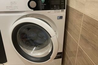 90 % žen chybuje: Měla by se dvířka pračky po doprání nechat otevřená, či zavřená? Pokud to děláte špatně, ničíte tím spotřebič!