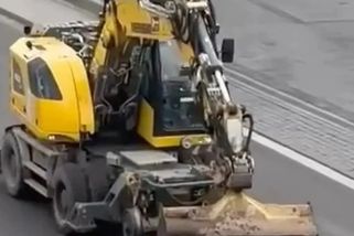 VIDEO: Německá policie zastřelila muže, který se v ukradeném bagru řítil městem - Echo24.cz