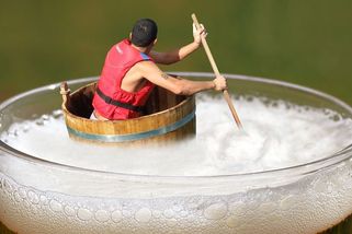 Poděkování slavným českým alkoholikům. Vladimír Menšík, Petr Urban a další si ho jistě zaslouží - Médium.cz