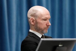 Masový vrah Breivik chce na svobodu. Ukázal se s Putinovým symbolem - Novinky