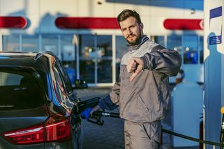 Nafta za 43 korun: Řidiči platí za válku, kterou nezačali – a stát jen sbírá data