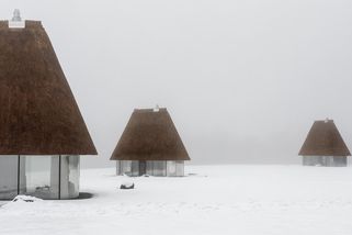 Trojice rekreačních chat Mazanka na Ukrajině zaujme prosklenou fasádou a doškovou střechou – DesignMag.cz