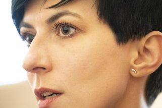 Někdo namaloval v MHD šibenici pro šéfku Sněmovny. Řeší to policie - Seznam Zprávy