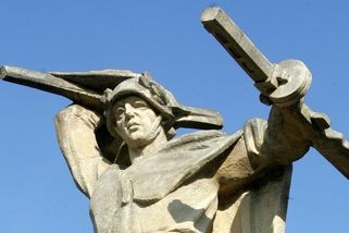 Poslední bitva vzplála. Sovětský voják z litoměřických sadů zmizí na smetiště dějin — HlídacíPes.org