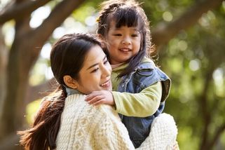 Čína bojuje s kolapsem porodnosti, ohrožuje její růst i sociální systém. Přežije to ekonomicky?