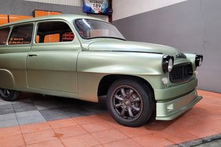 Škoda oslavuje na výstavě Rétromobile 90 let Superbu, ale ukazuje také elektrickou původní Octavii Combi