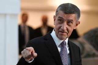 Babiš by měl radši mlčet. Káže vodu, pije víno