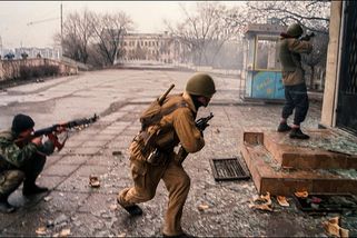 Sto tisíc mrtvých a zpustošená země. Před třiceti lety Rusové vpadli do Čečenska