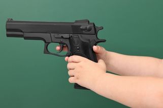 Dvouletý chlapec v Kalifornii doma našel pistoli a zastřelil svou matku - Novinky