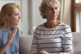 Problém zejména starších generací je očekávání aktivního prokazování úcty jen proto, že jste tchýně