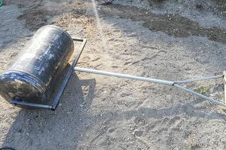 Hravě ušetřil tisíce. Lukáš ze starého bojleru vyrobil geniální věc na trávník