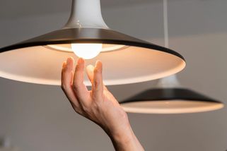 Poznatsvět | Ve srovnání s LED žárovkami má osvětlení OLED delší životnost, větší efektivitu i menší celkové náklady