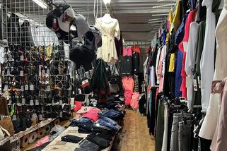 Nic netušící prodejkyně zavedla do kontejneru s padělky celníky