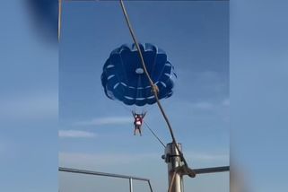 Parasailing se škaredě zvrhnul. Turistovi se za letu přetrhlo lano