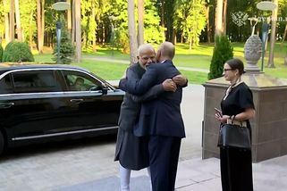 Putin se objímal s Módím, slíbil mu návrat Indů z ruské armády - Novinky
