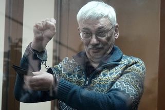 Nelituji ničeho. Proslov aktivisty Orlova před plnou soudní síní v Rusku stopli a poslali ho za mříže - Novinky