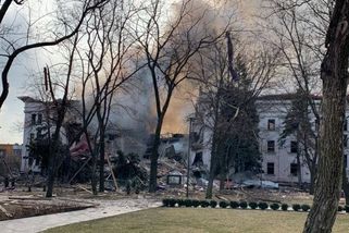 Rusové shodili bombu na divadlo v Mariupolu, uvnitř se ukrývalo tisíc lidí - Novinky