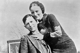 Bonnie a Clyde: příběh o lásce a zločinu. Legendární dvojice gangsterů zemřela krvavou smrtí - Médium.cz