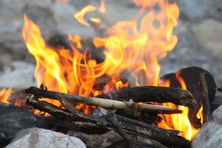 Způsob, jak rozdělat oheň i z mokrého dřeva a za silného větru. Znát by ho měl každý