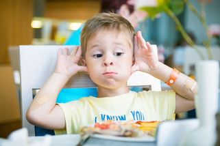 Děti nás ruší v restauracích a letadlech! Čechům chybí empatie, bez důsledné výchovy to ale nejde - Proženy.cz