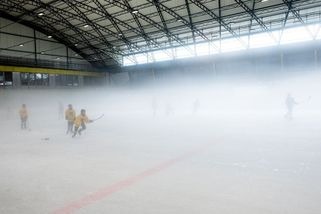 Hokejisté na kroměřížském stadionu nevidí přes mlhu na puk. Město už ví, jak se jí zbavit - Novinky