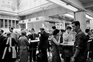 Mladá paní, je ten řízeček volný? Legendární automat Koruna býval pro bohaté, somráci přišli později - Proženy.cz