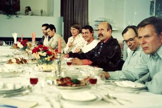 Parta hic: Protekce, kádrové čistky, strach o život a lékařský doprovod