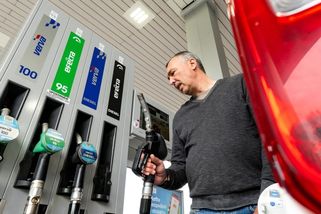 Litr benzinu může být až za 50 korun, varuje Kovanda. Řekl, kdy ke zdražení paliv dojde