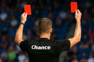 Tomáš Chorý měl být vyloučen, rozhodčí zásadně ovlivnili utkání Slavie s Duklou - Médium.cz