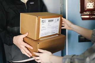 EU zavede celounijní poplatek na malé zásilky, zasáhne čínské prodejce