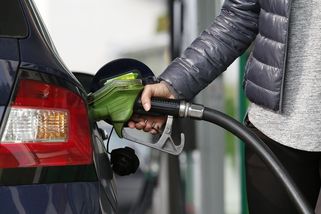 Benzin už za 50 korun, vláda zváží strop - Novinky