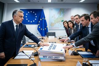 Maďarské volby rozhodnou o 1,8 bilionu eur. Brusel drží palce opozici