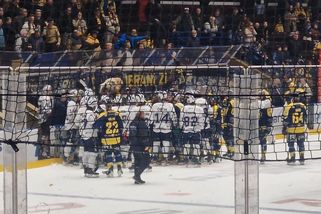 Semifinálové peklo ve Zlíně: V hlavní roli rozzuřený maskot, hvězda hostů provokovala fanoušky - Sport.cz