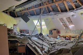 Učitelka ve třídě v Horních Počernicích slyšela praskání a radši vyhnala děti ven. Záhy spadl celý strop - Novinky